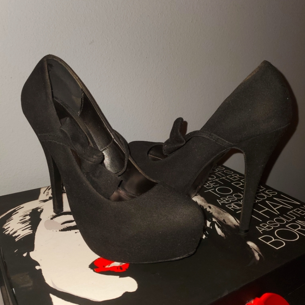 Black bow Suede pumps